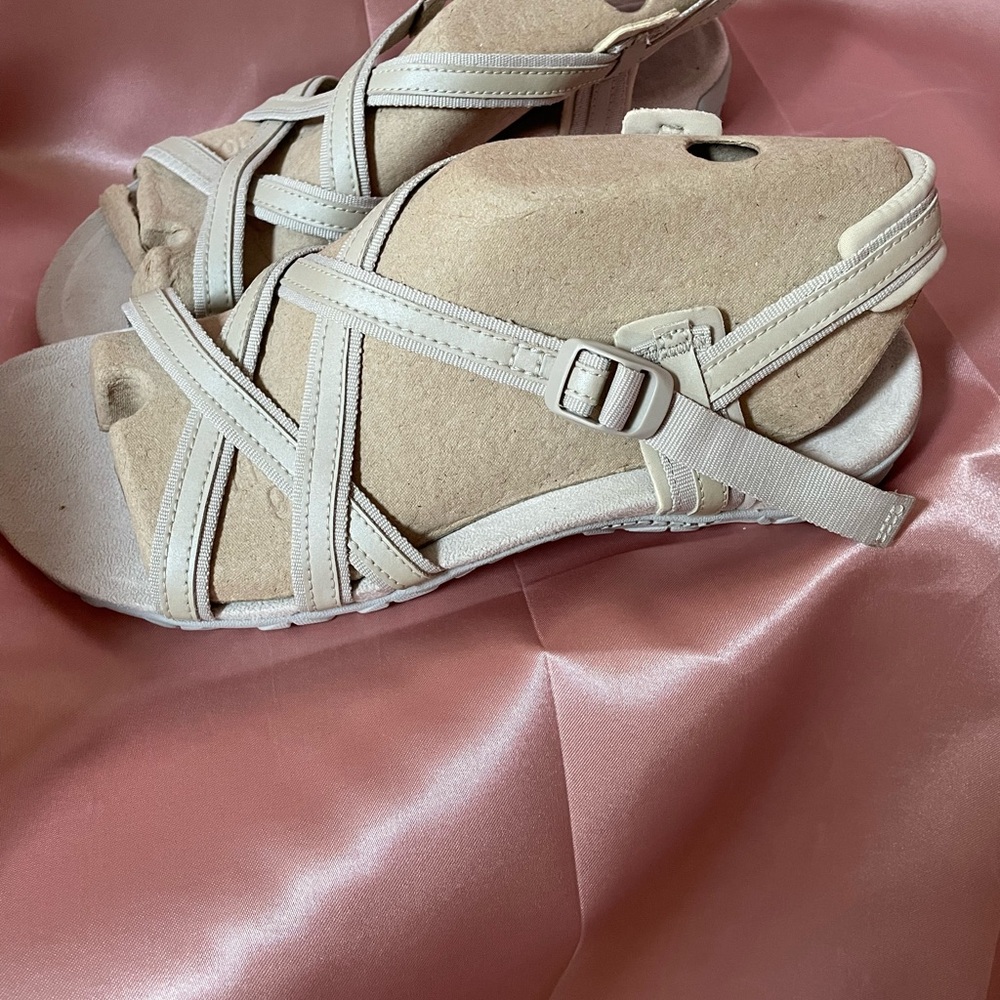 NWOT Merrel Women's Beige Strappy Sandals Size 10 - Picture 2 of 8